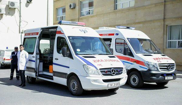 Əlverişsiz hava Bakıda iki nəfərin xəsarət almasına səbəb oldu