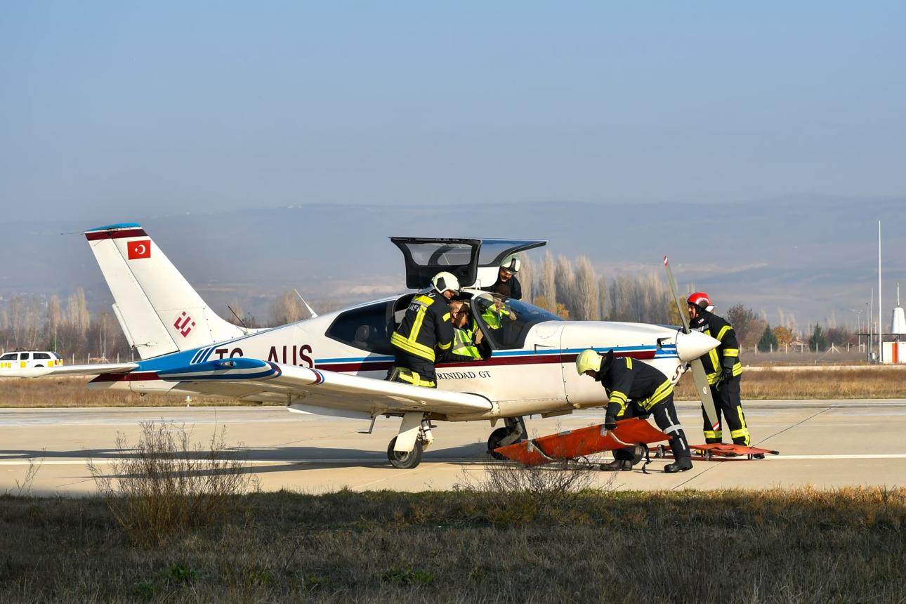 İstanbulda təlim təyyarəsi qəzaya uğradı, tələbə pilot yaralandı