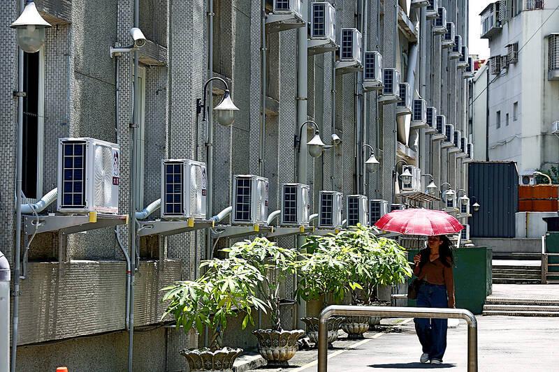 Bakıda kondisioner problemi: Günəşli havada sakinlər niyə çətir gəzdirməli olur?